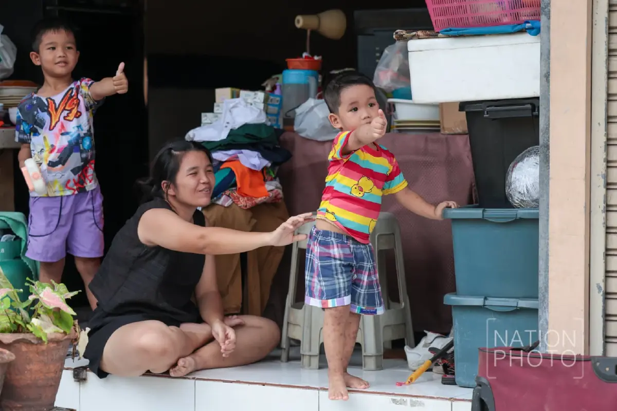 ‘เนชั่นปันน้ำใจ’ ลุยเคหะธานี4 ส่งอาหาร-ของจำเป็น ช่วยชาวบ้านฝ่าวิกฤตน้ำท่วม