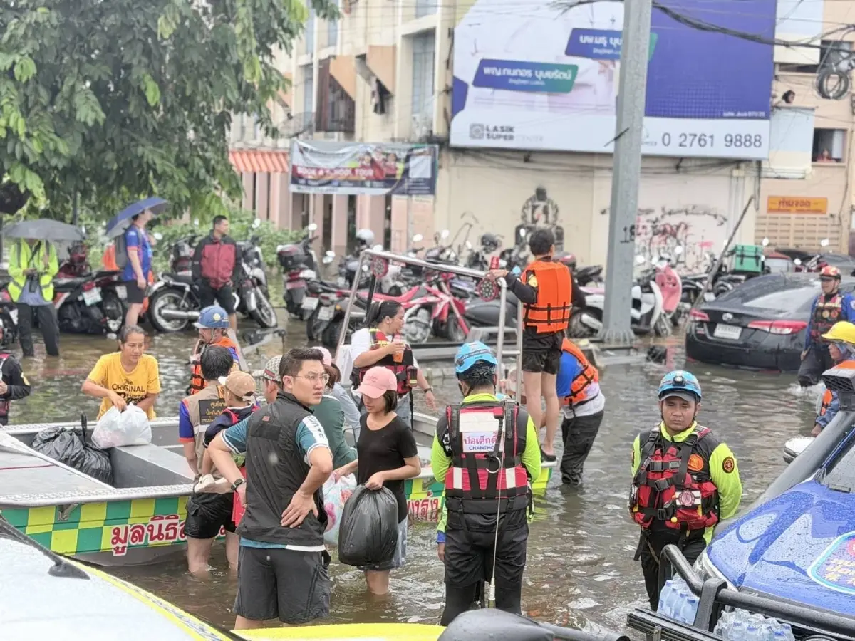‘พงศกร’ สก.บางกะปิ ลุยฟื้นฟูหลังน้ำท่วม ระดมจิตอาสา-รถบรรทุกเก็บขยะ