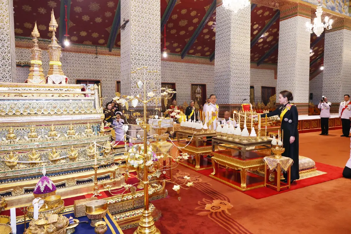 ในหลวง-พระราชินี เสด็จฯ ทรงวางพวงมาลาถวายราชสักการะ เนื่องในวันนวมินทรมหาราช