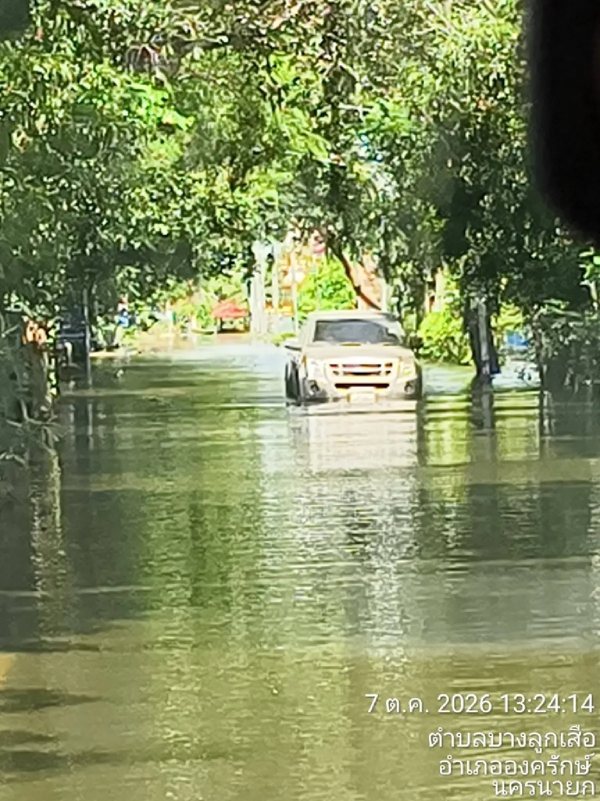 น้ำท่วม ‘บางน้ำเปรี้ยว-องครักษ์’ สาย 3001 ขังทุกเลน ถนนพัง-วัดดังน้ำสูง 60 ซม.