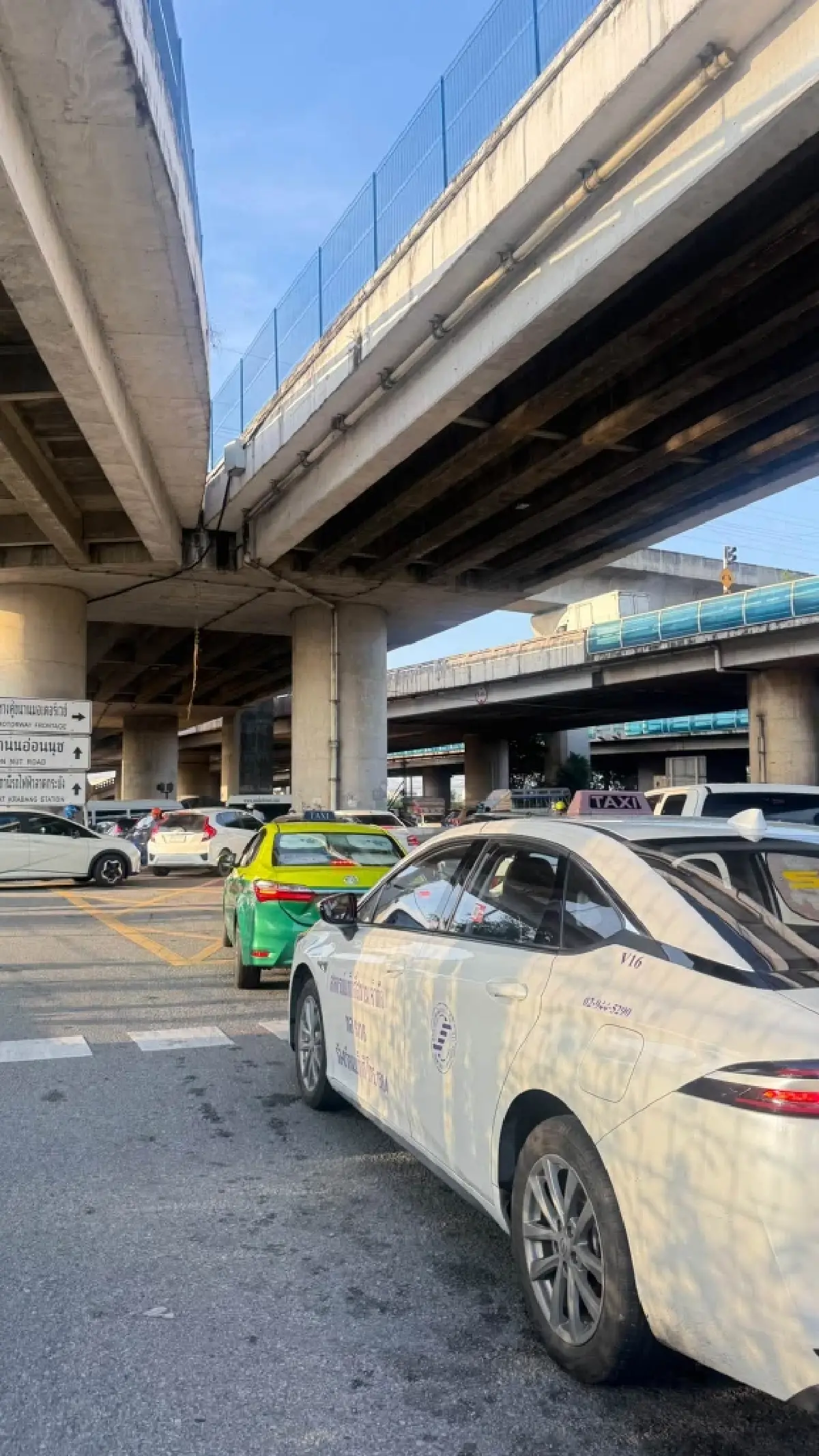 'ลาดกระบัง' รถติดไม่ไหว! รถบรรทุก ติดคานจำกัดความสูง ถนนร่มเกล้า