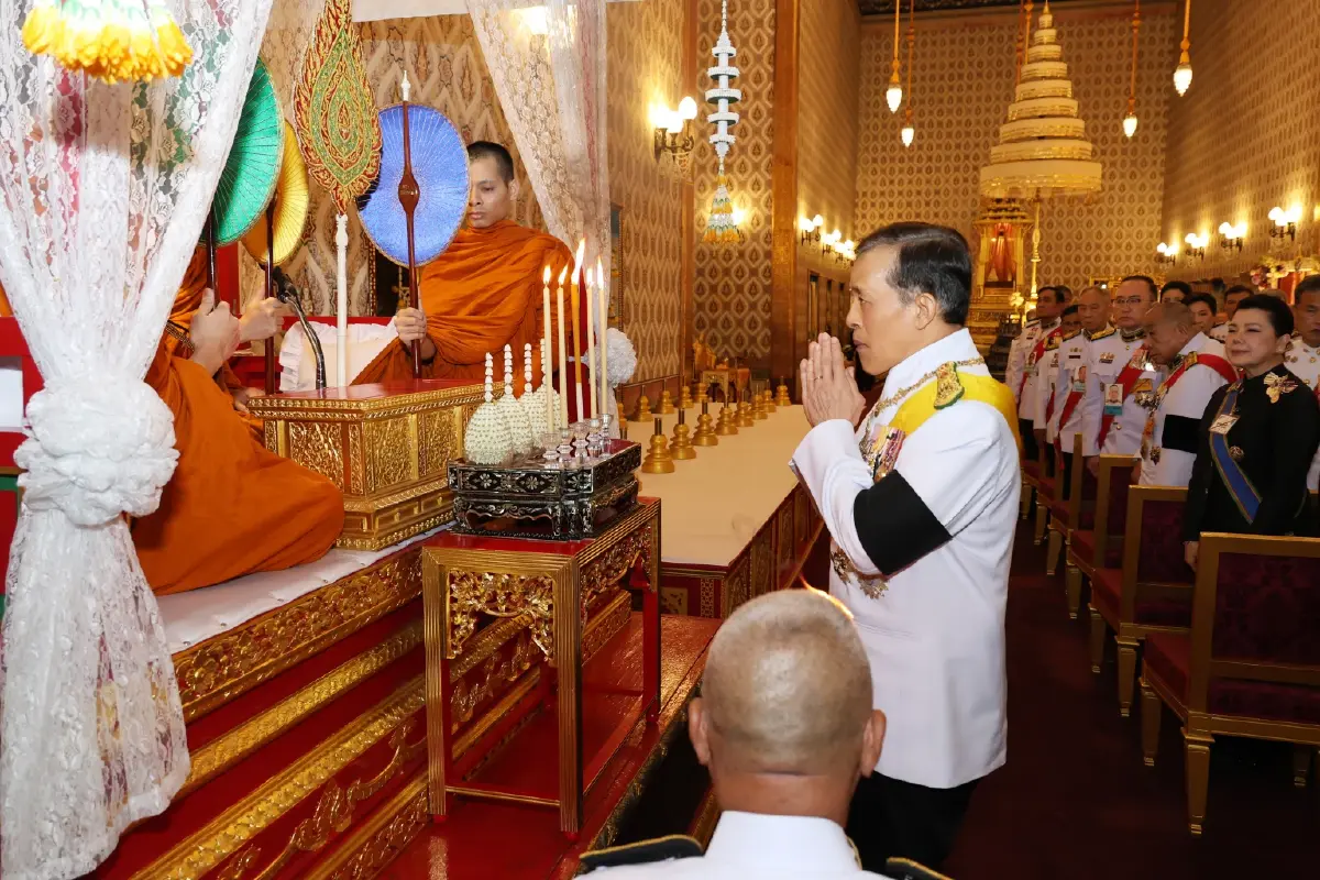 ในหลวง-พระราชินี ทรงบำเพ็ญพระราชกุศลครบ 1 ปี วันสวรรคต สมเด็จพระพันปีหลวง