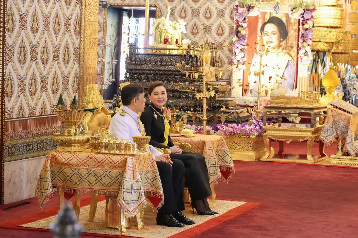 ในหลวง-พระราชินี ทรงบำเพ็ญพระราชกุศลครบรอบ 1 ปี วันสวรรคต พระพันปีหลวง