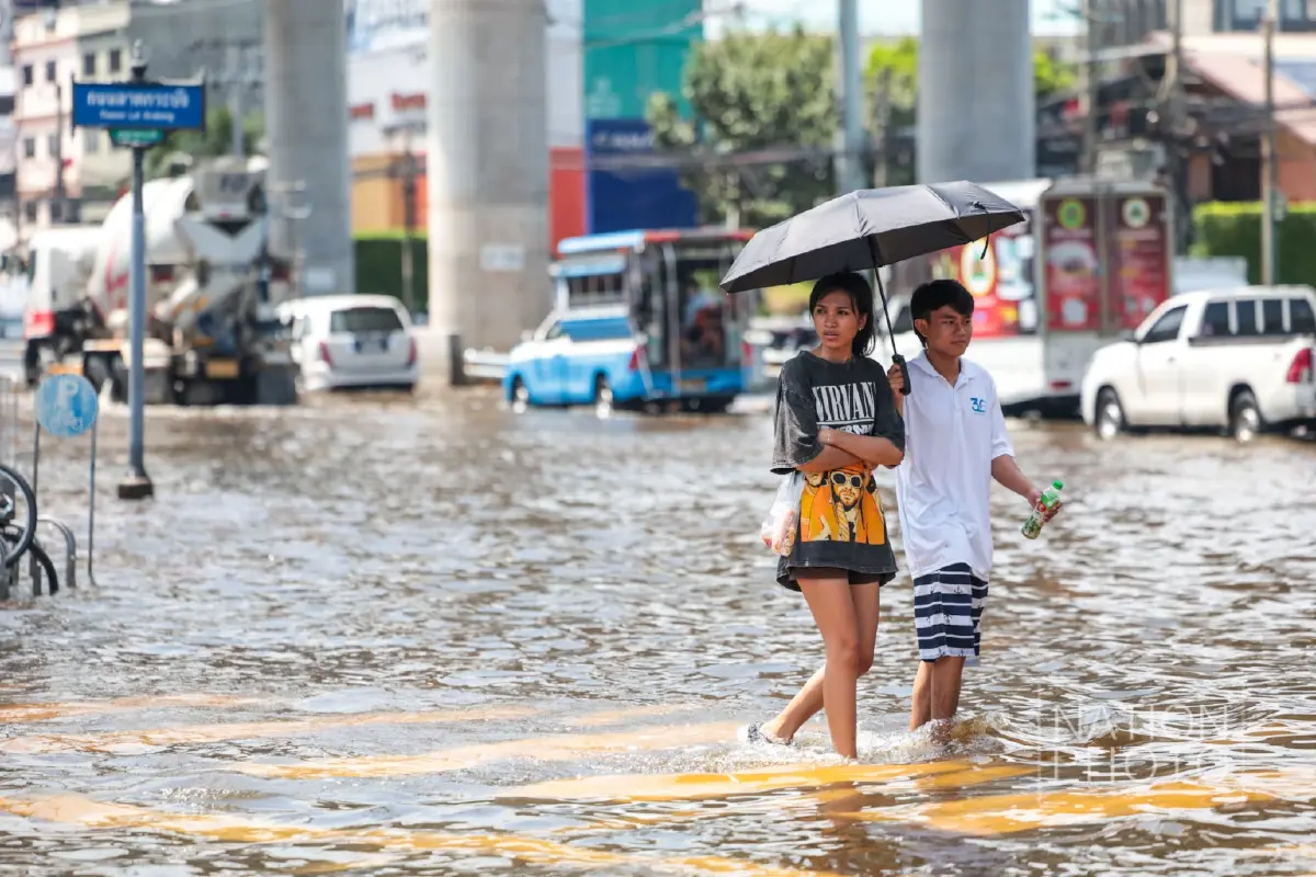ทัพเรือระดมเรือผลักดันน้ำ 14 ลำ เร่งระบายน้ำท่วมขังลาดกระบัง