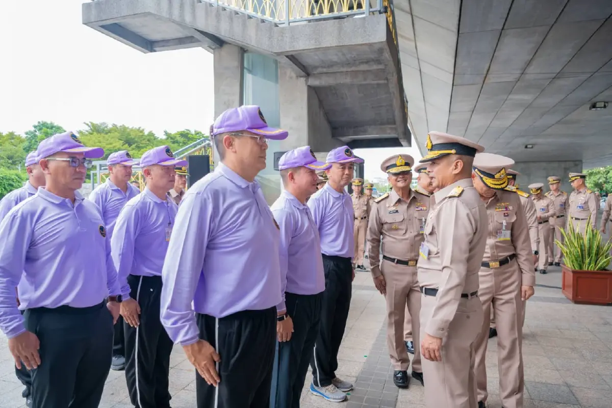 ผบ.ทร.  ตรวจเยี่ยมกำลังพลฝีพายประจำเรือพระราชพิธี ขบวนพยุหยาตราทางชลมารค