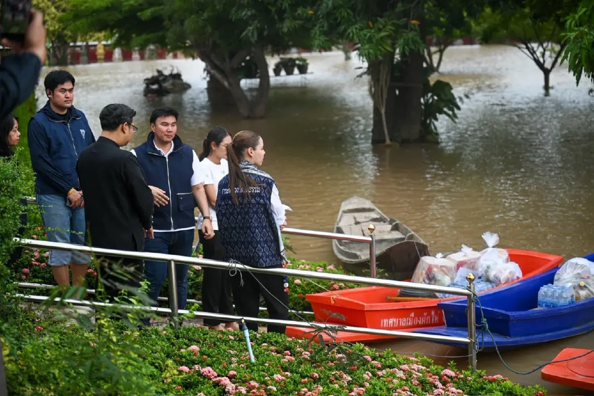 'ซาบีดา' เยี่ยมผู้ประสบอุทกภัยพื้นที่ผักไห่ ตรวจความเสียหายโบราณสถาน