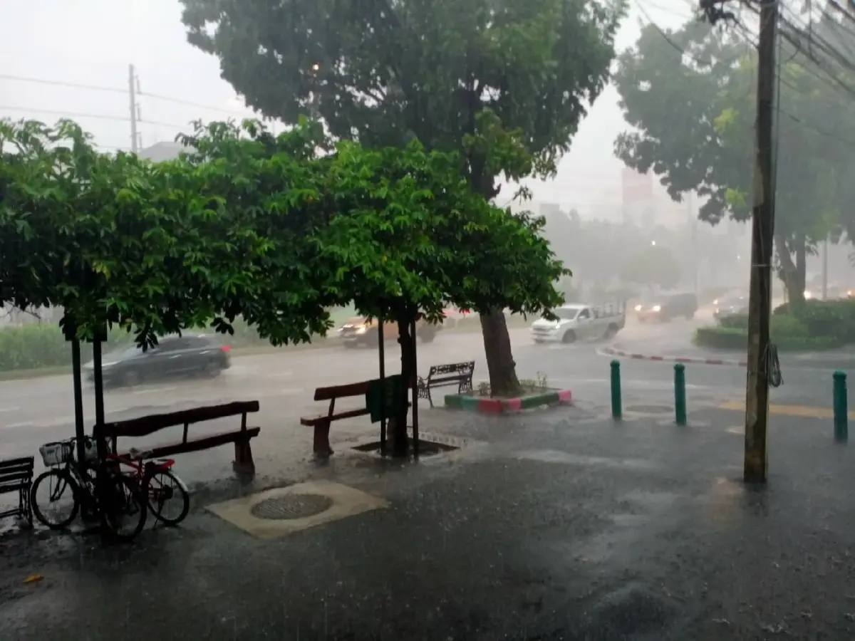 อัปเดต กทม. ฝนตกหนักอีกวันนี้ 17 ต.ค.69 ระวังฝนแช่ขัง 1 ชั่วโมง รอระบาย