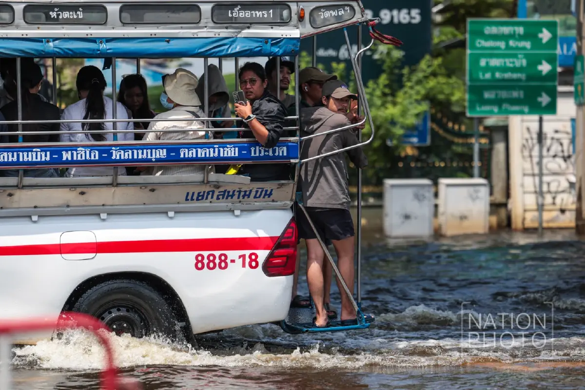 ทัพเรือระดมเรือผลักดันน้ำ 14 ลำ เร่งระบายน้ำท่วมขังลาดกระบัง