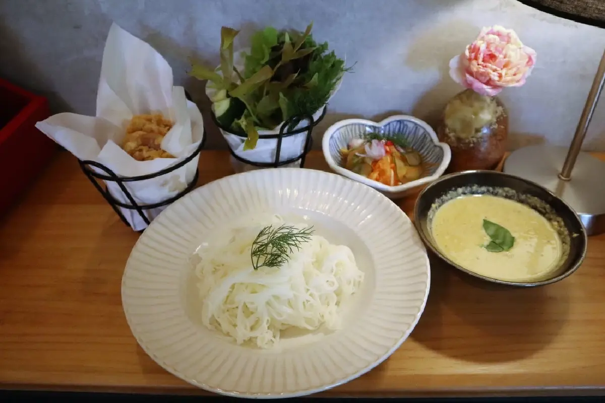 ดินหญ้าฟ้าแถน ร้านอาหารใต้ต้นลิ้นจี่ของ อุรุดา แห่งครัวสีแดง