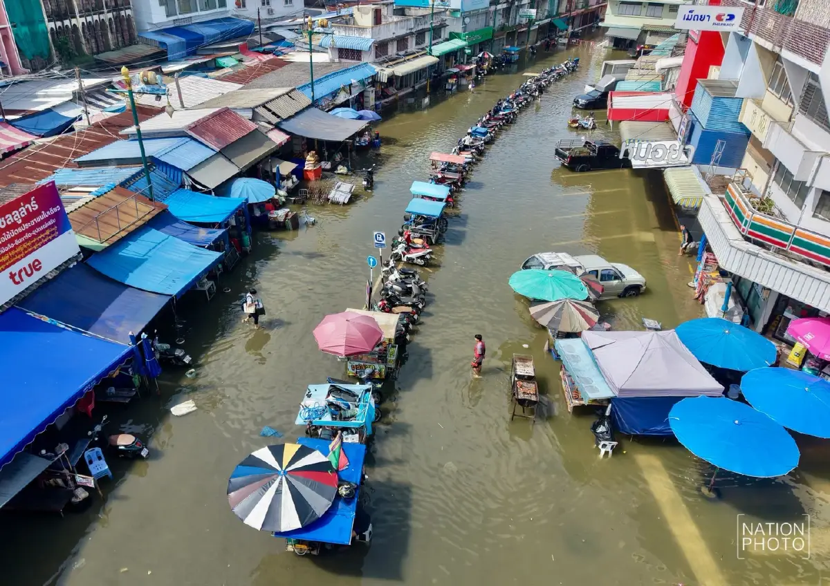น้ำทะเลหนุนสูง เอ่อล้นท่วมชุมชนตลาดแม่กลอง-ตลาดน้ำอัมพวา สมุทรสงคราม