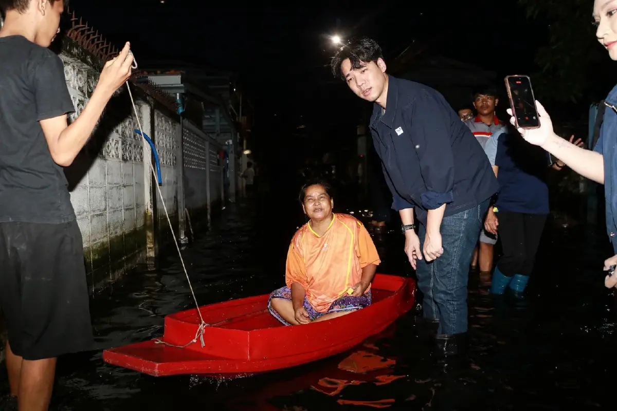 'สส.บุ๊ค' พรรคภูทิใจไทย ลุยน้ำท่วมกทม.ส่งมอบข้าวกล่องช่วยผู้ประสบภัย