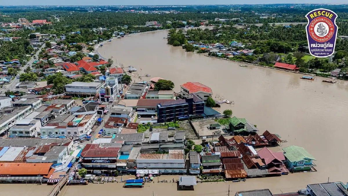 สถานการณ์น้ำท่วมสมุทรสงคราม 3 ต.ค.69 ระดมเครื่องผลักดันน้ำสู้ทะเลหนุน