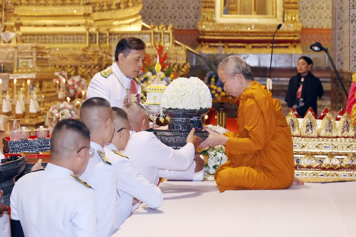 ในหลวง-พระราชินี เสด็จฯ ทรงวางพวงมาลา เนื่องในวันปิยมหาราช 2569