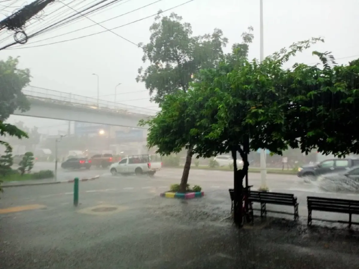 อัปเดต กทม. ฝนตกหนักอีกวันนี้ 17 ต.ค.69 ระวังฝนแช่ขัง 1 ชั่วโมง รอระบาย