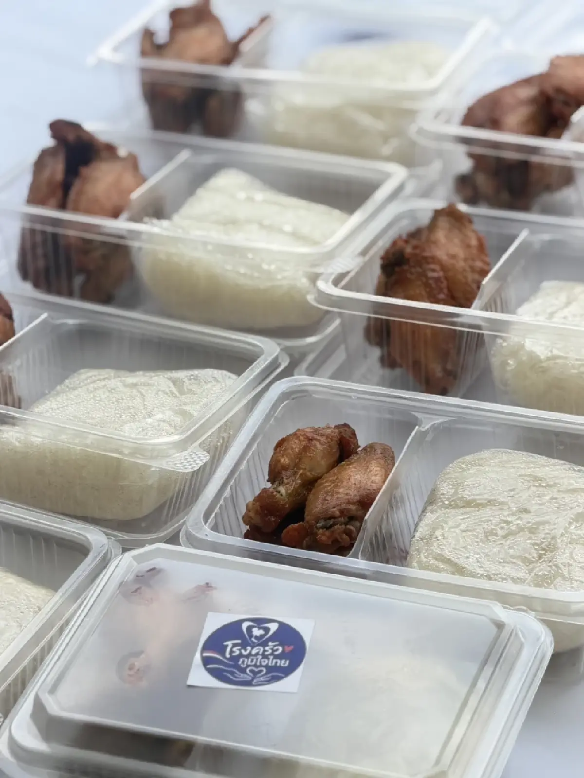 เปิดครัวภูมิใจไทย ช่วยน้ำท่วมเสิร์ฟเมนู 'ข้าวเหนียว-ไก่ทอด-หมูทอด'