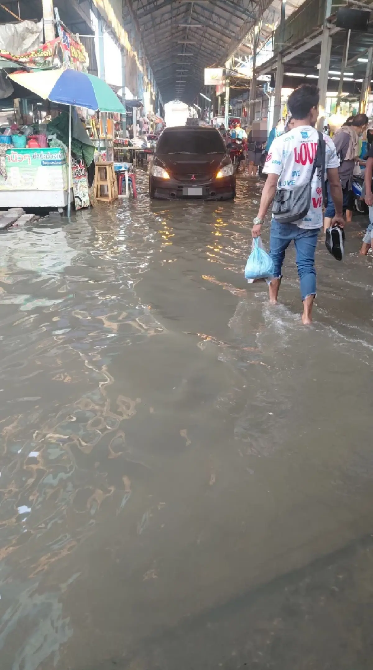 วิกฤติน้ำทะเลหนุนสูง จ่อแตะ 3.8 เมตร ถล่มสมุทรปราการ-แม่กลอง รถติดแล้ว