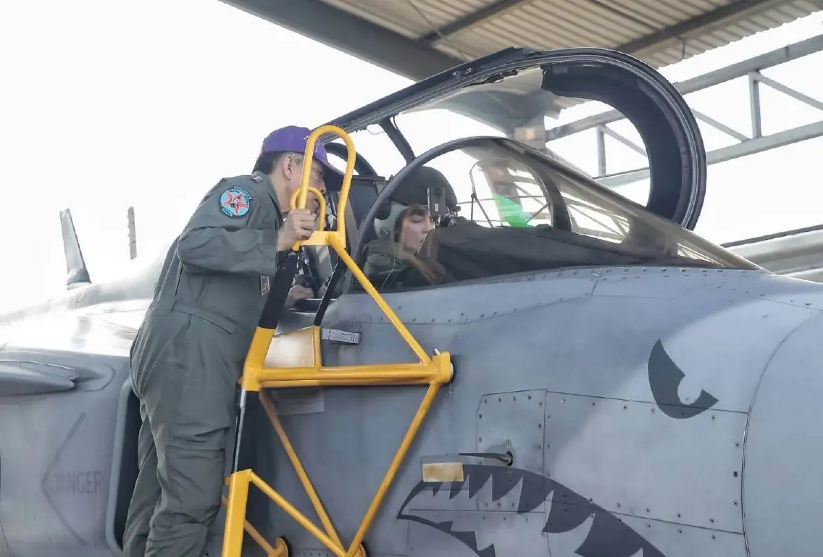 ‘ในหลวง’ ทอดพระเนตร ‘พระราชินี’ ทรงฝึกบินเดี่ยว Gripen เป็นครั้งแรก