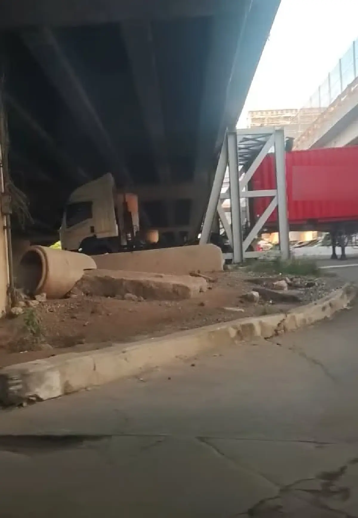'ลาดกระบัง' รถติดไม่ไหว! รถบรรทุก ติดคานจำกัดความสูง ถนนร่มเกล้า