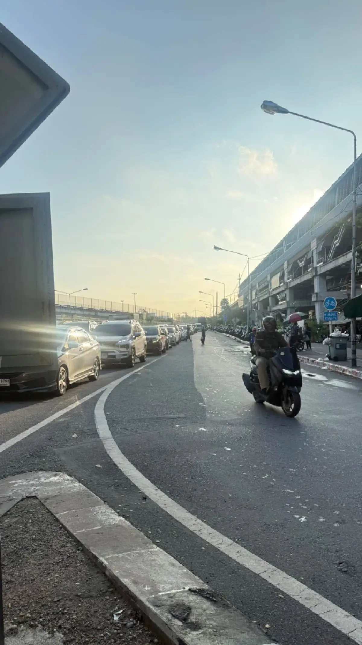'ลาดกระบัง' รถติดไม่ไหว! รถบรรทุก ติดคานจำกัดความสูง ถนนร่มเกล้า