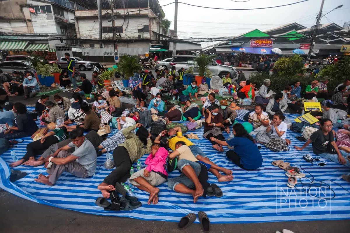 ม็อบต้าน World Bank–IMF ปักหลักค้างคืน แยกพระราม 4 ตำรวจตรึงกำลังเข้ม
