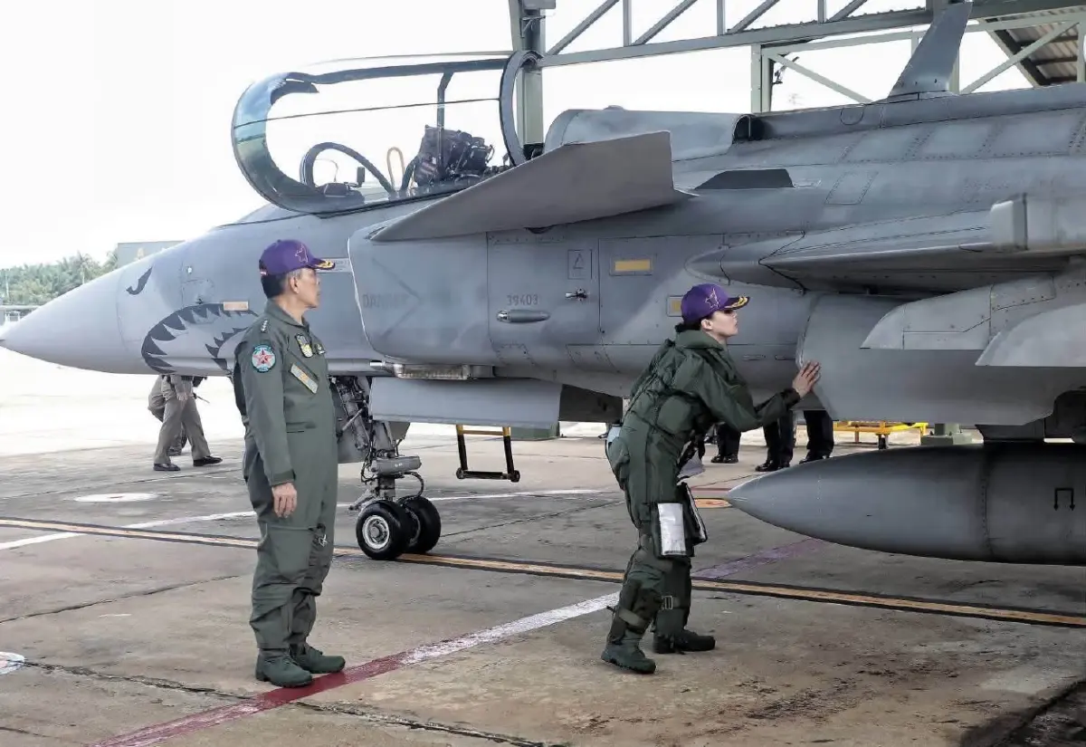 ‘ในหลวง’ ทอดพระเนตร ‘พระราชินี’ ทรงฝึกบินเดี่ยว Gripen เป็นครั้งแรก