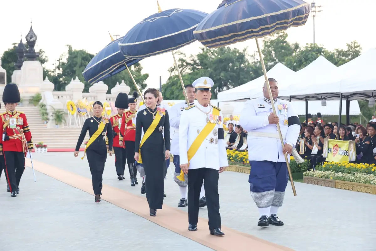 ในหลวง-พระราชินี เสด็จฯ ทรงวางพวงมาลาถวายราชสักการะ เนื่องในวันนวมินทรมหาราช
