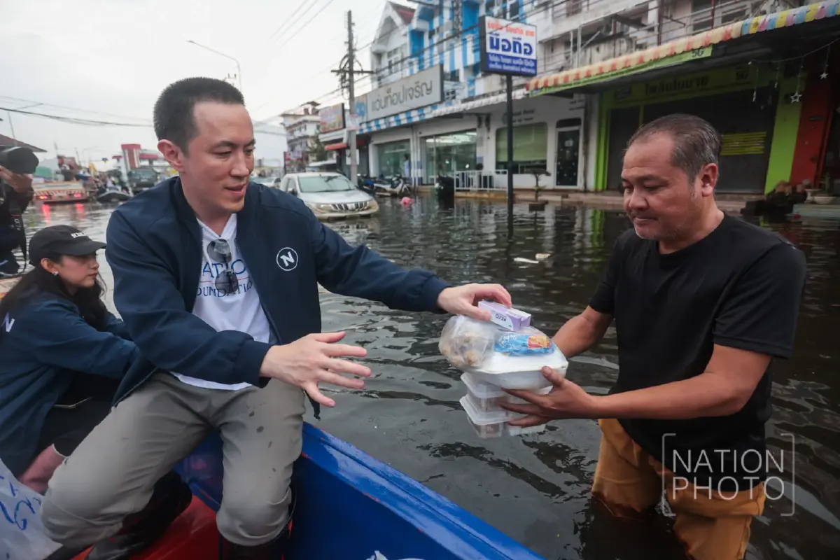 ‘เนชั่นปันน้ำใจ’ ฝ่าน้ำท่วมลุย ‘เคหะร่มเกล้า’ ส่งอาหาร-ของจำเป็นช่วยปชช.