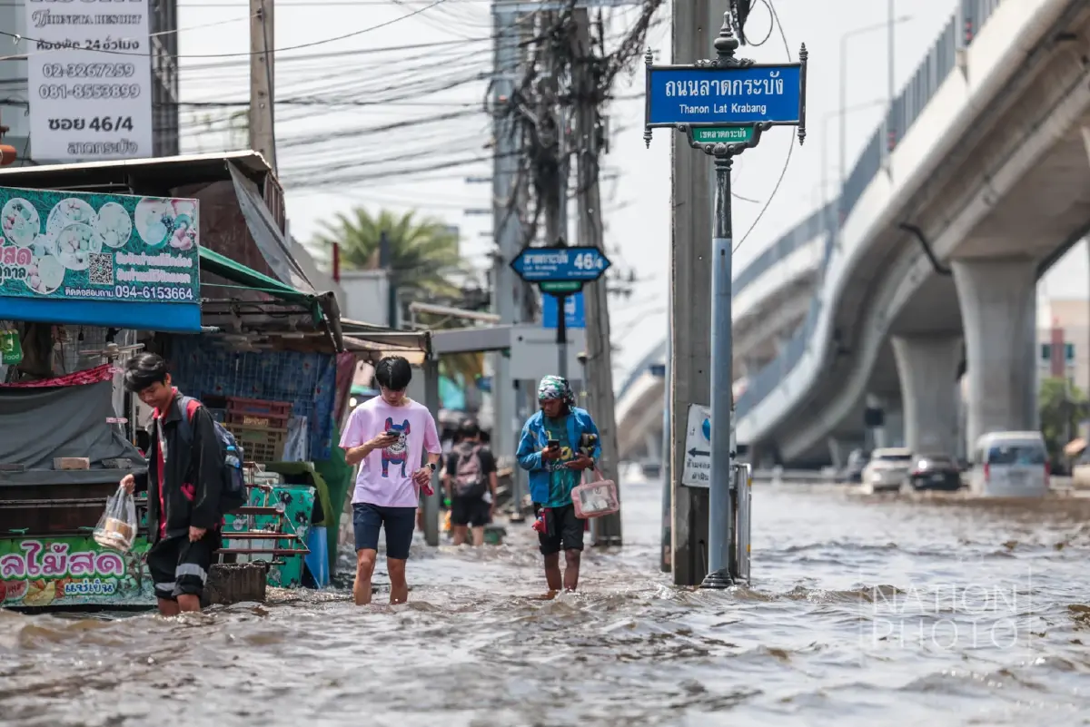 ทัพเรือระดมเรือผลักดันน้ำ 14 ลำ เร่งระบายน้ำท่วมขังลาดกระบัง
