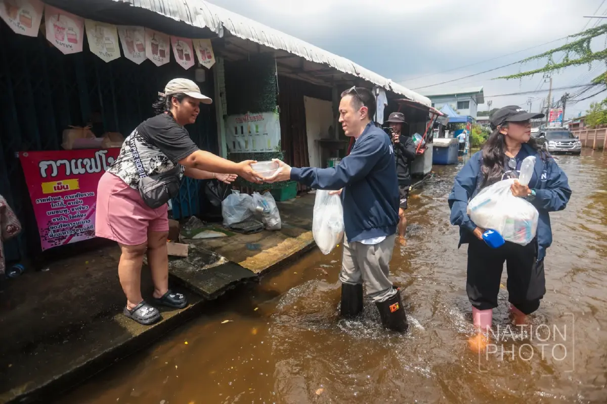 ‘เนชั่นปันน้ำใจ’ ลุยเคหะธานี4 ส่งอาหาร-ของจำเป็น ช่วยชาวบ้านฝ่าวิกฤตน้ำท่วม