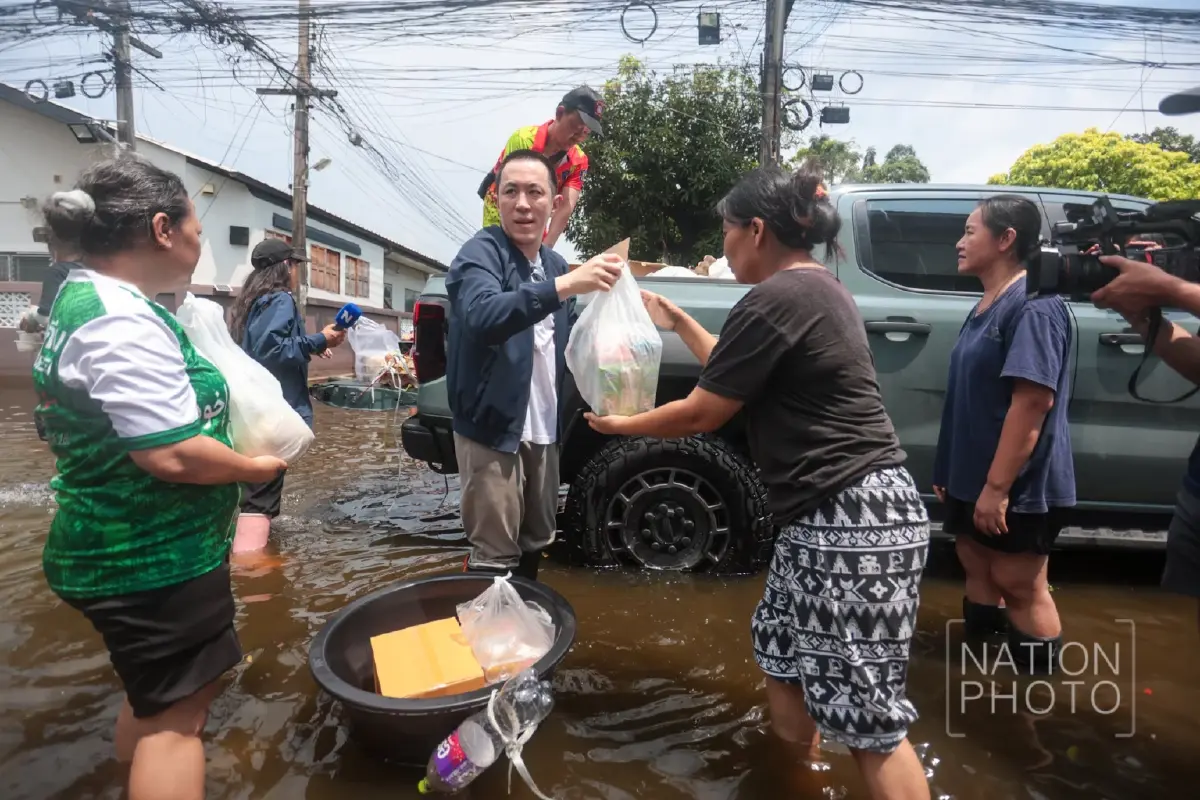 ‘เนชั่นปันน้ำใจ’ ลุยเคหะธานี4 ส่งอาหาร-ของจำเป็น ช่วยชาวบ้านฝ่าวิกฤตน้ำท่วม