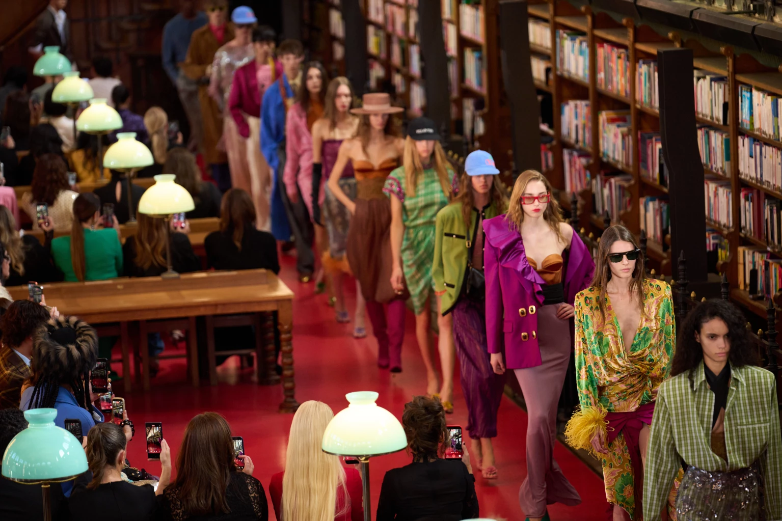 จากไอเดีย 'หนังสือที่ไม่ได้อ่าน' สู่รันเวย์ Valentino งาน Paris Fashion Week