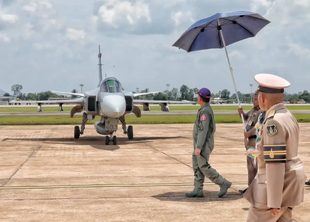 ‘ในหลวง’ ทอดพระเนตร ‘พระราชินี’ ทรงฝึกบินเดี่ยว Gripen เป็นครั้งแรก