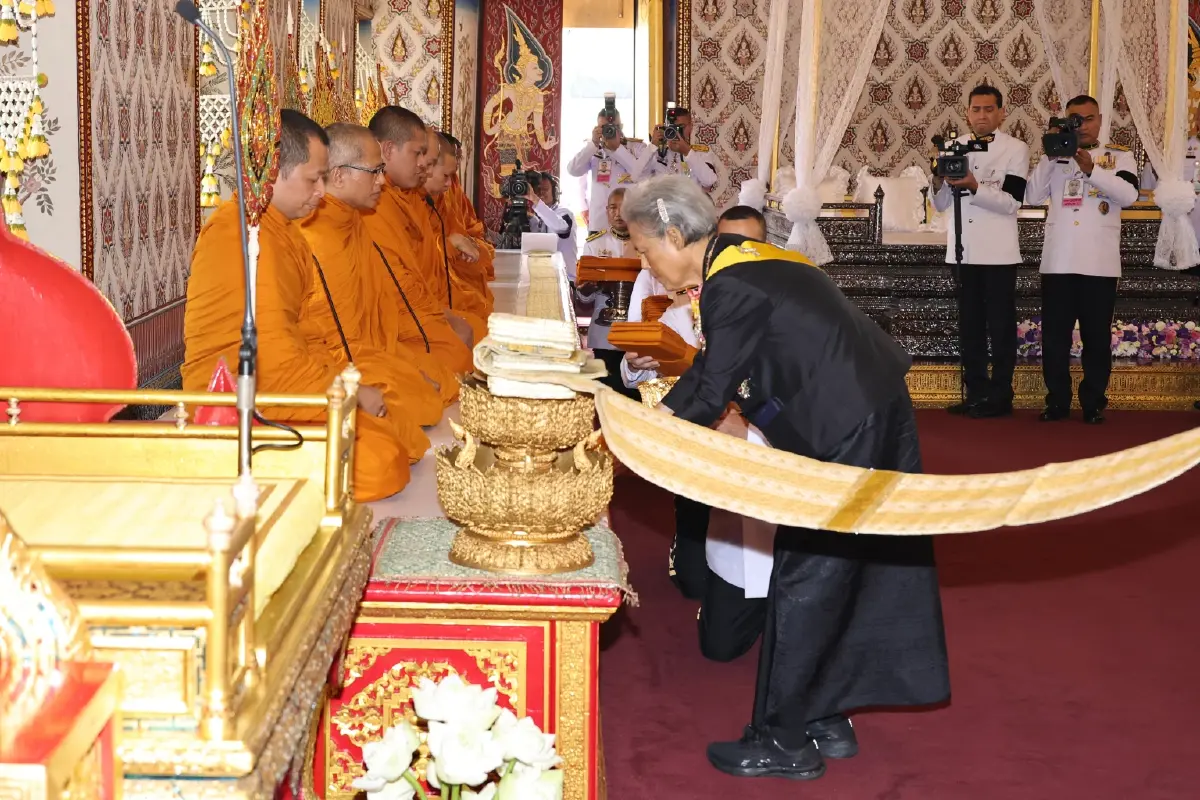 ในหลวง-พระราชินี ทรงบำเพ็ญพระราชกุศลครบรอบ 1 ปี วันสวรรคต พระพันปีหลวง