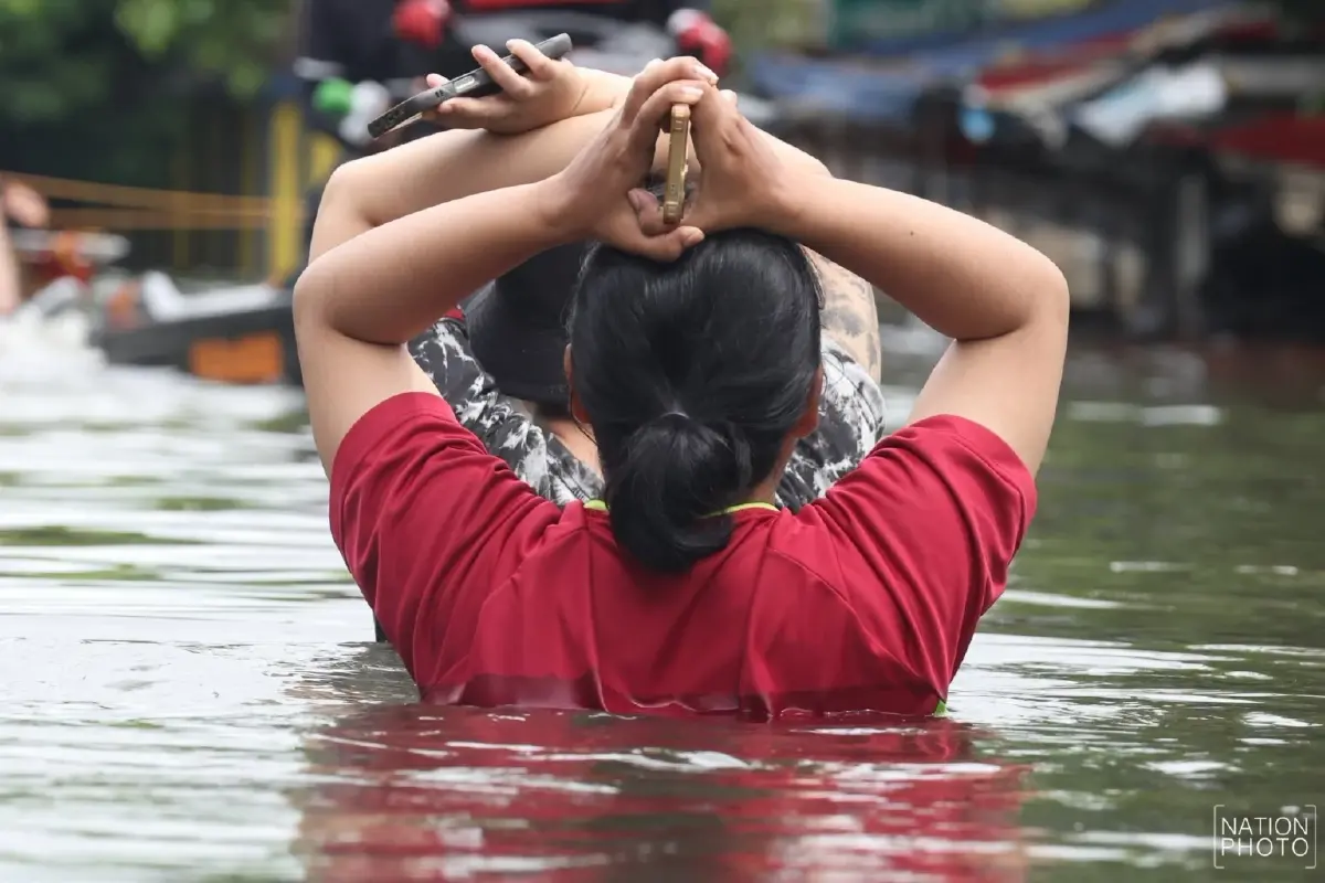 ถ่ายรูปเก็บหลักฐาน น้ำท่วมวันนี้ รับเงินเยียวยาน้ำท่วม 1 แสนบาท