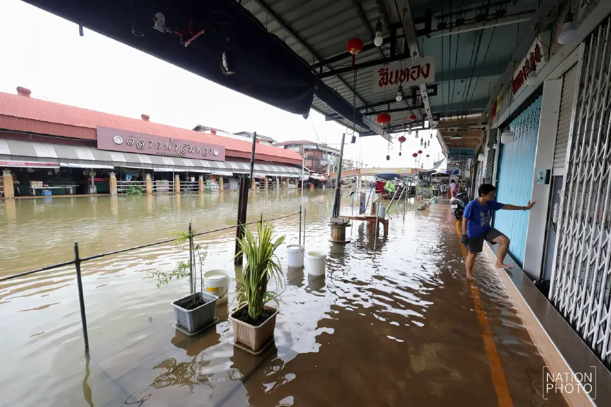 น้ำทะเลหนุนสูง เอ่อล้นท่วมชุมชนตลาดแม่กลอง-ตลาดน้ำอัมพวา สมุทรสงคราม