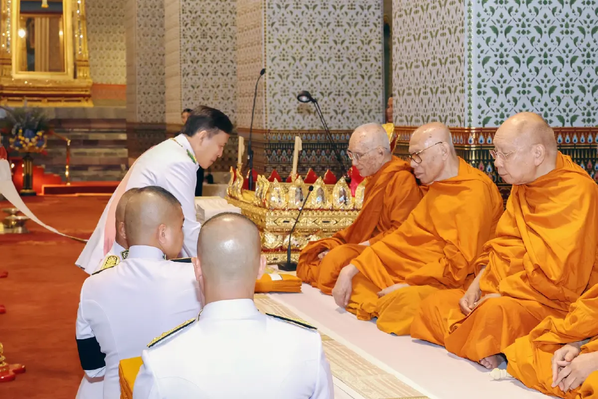 ในหลวง-พระราชินี เสด็จฯ ทรงวางพวงมาลา เนื่องในวันปิยมหาราช 2569