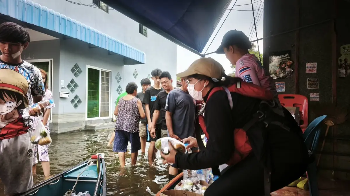 มูลนิธิเก้ายั่งยืน-ออมไทย ส่งสิ่งของช่วยผู้ประสบภัยน้ำท่วม