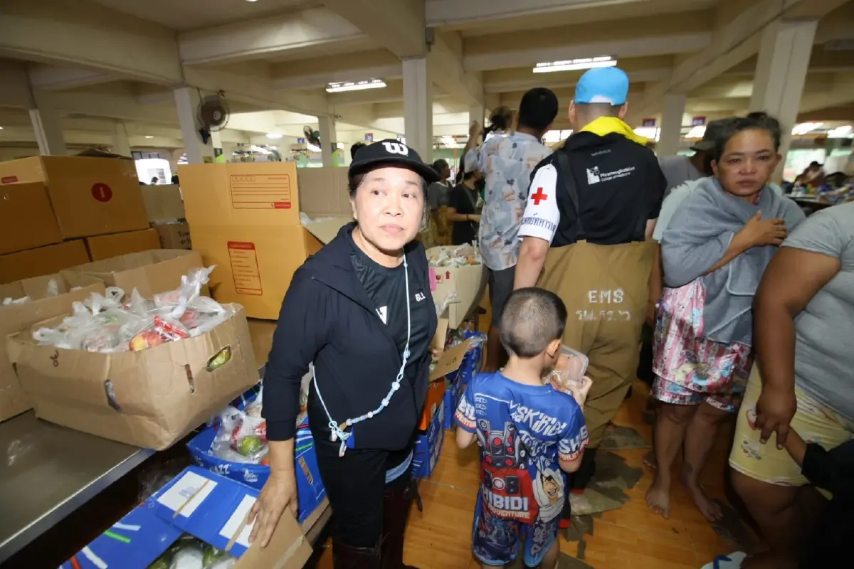 มูลนิธิเก้ายั่งยืน-ออมไทย ส่งสิ่งของช่วยผู้ประสบภัยน้ำท่วม