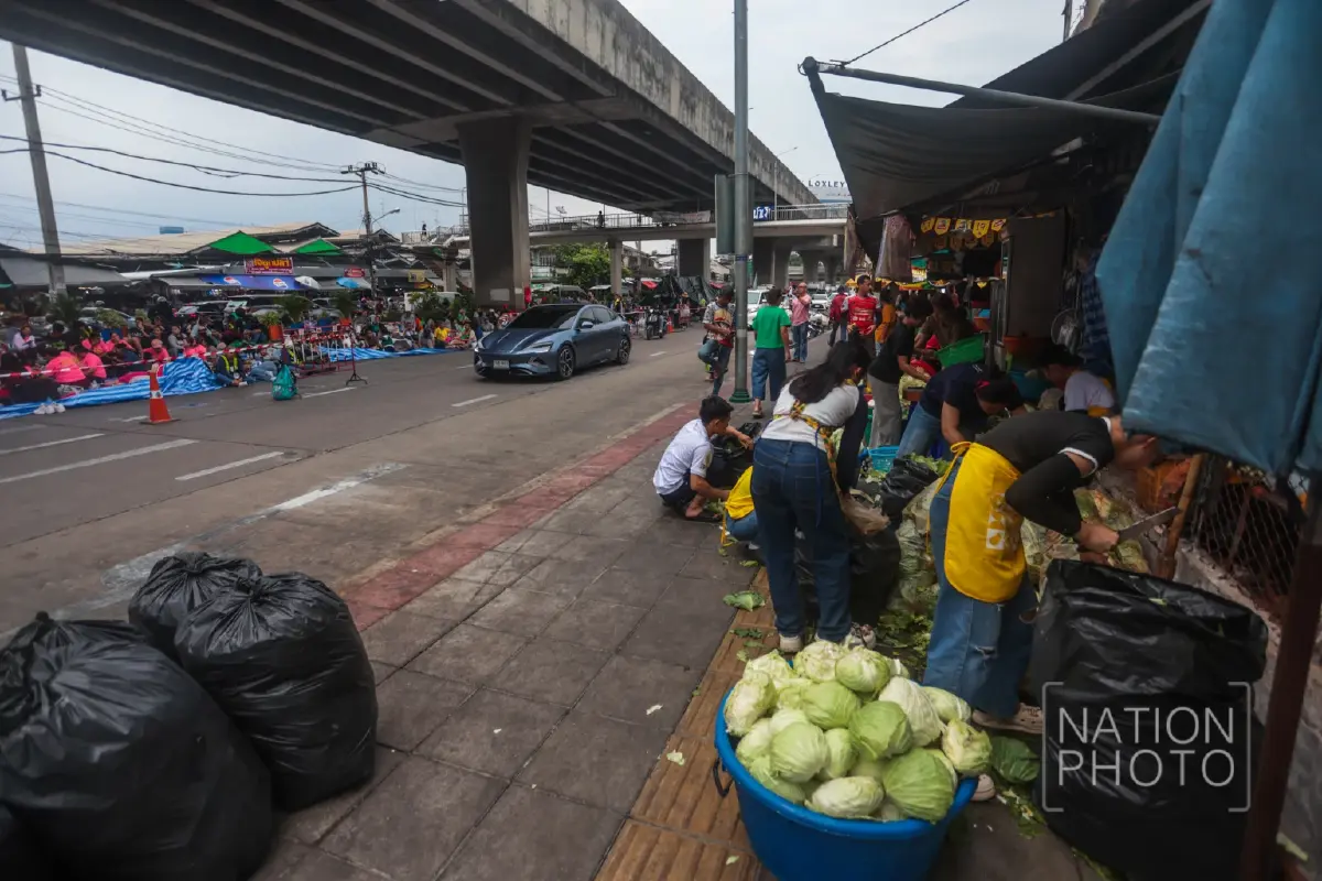 ม็อบต้าน World Bank–IMF ปักหลักค้างคืน แยกพระราม 4 ตำรวจตรึงกำลังเข้ม
