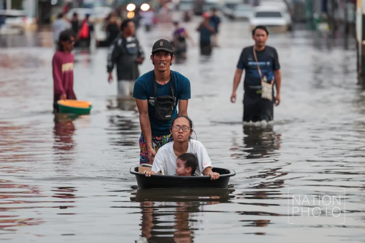 ‘เนชั่นปันน้ำใจ’ ฝ่าน้ำท่วมลุย ‘เคหะร่มเกล้า’ ส่งอาหาร-ของจำเป็นช่วยปชช.