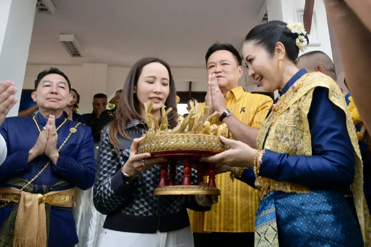 ‘อนุทิน’ ควงภริยา เปิดงาน‘อุ้มพระดำน้ำ’ หวัง บุญหนุนแผ่นดินร่มเย็น พ้นทุกข์
