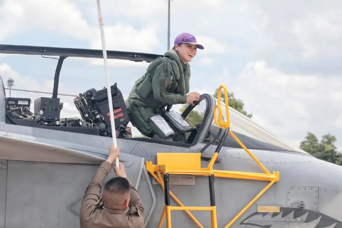 ‘ในหลวง’ ทอดพระเนตร ‘พระราชินี’ ทรงฝึกบินเดี่ยว Gripen เป็นครั้งแรก