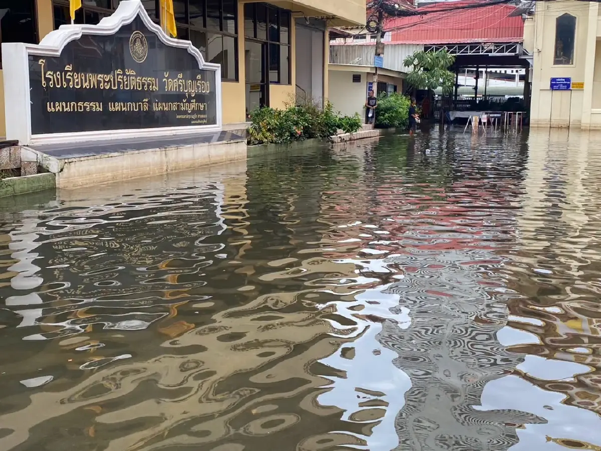 ด่วน! เขตบางกะปิ เตือน 'อย่าเพิ่งยกของลงที่สูง' น้ำคลองสูงขึ้น