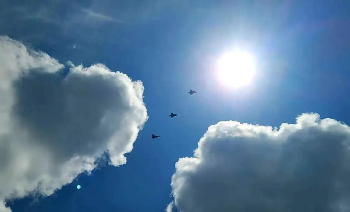 ‘ในหลวง’ ทอดพระเนตร ‘พระราชินี’ ทรงฝึกบินเดี่ยว Gripen เป็นครั้งแรก