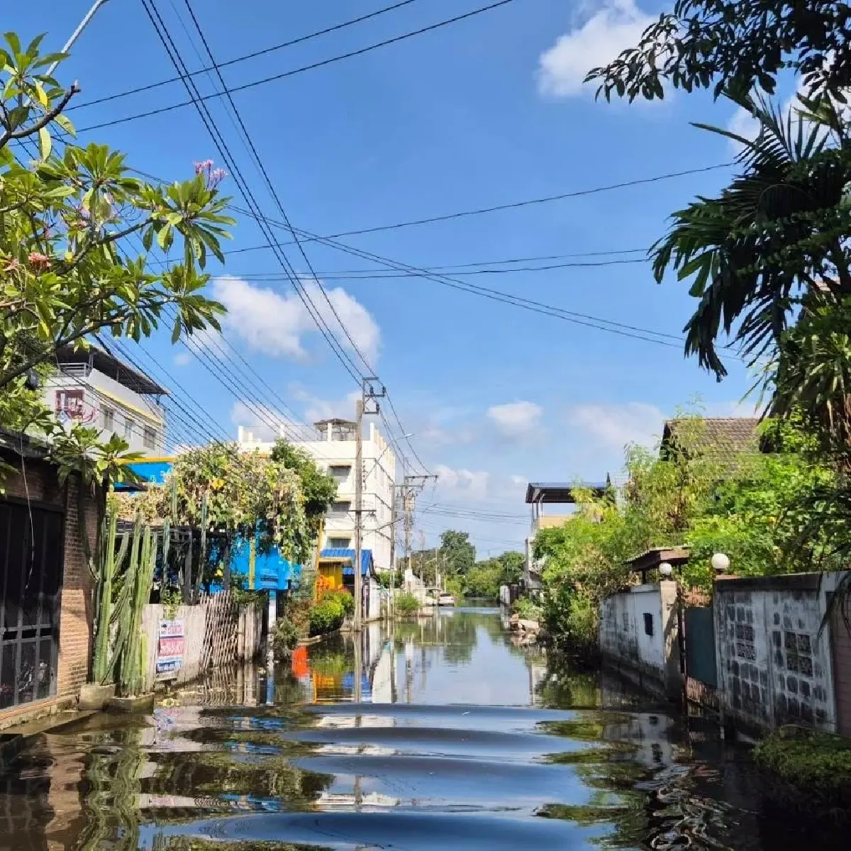 อัปเดต น้ำท่วมถนนฉลองกรุง ลาดกระบัง กทม. ติดเครื่องสูบน้ำเพิ่ม เร่งคืนผิวจราจร