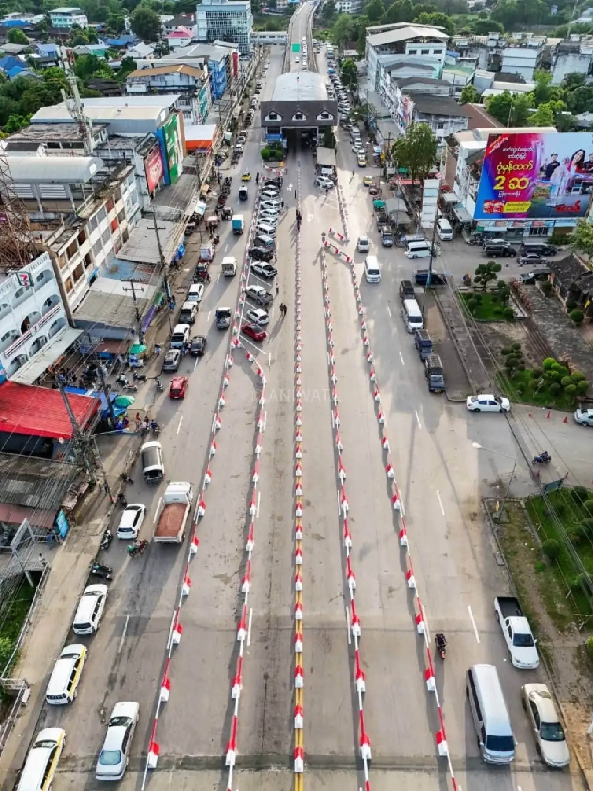 แม่สอดรถติดลด จัดระเบียบจราจร สะพานมิตรภาพไทย–เมียนมา แห่งที่ 1