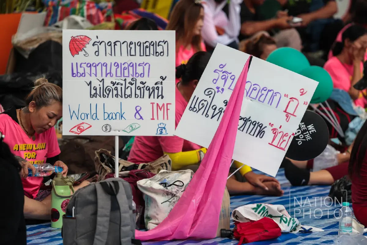 ม็อบต้าน World Bank–IMF ปักหลักค้างคืน แยกพระราม 4 ตำรวจตรึงกำลังเข้ม