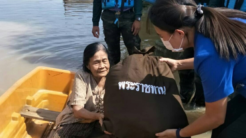 “ในหลวง” พระราชทานสิ่งของพระราชทานแก่ผู้ประสบอุทกภัย จ.อ่างทอง