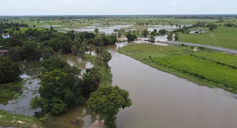 "ลำเชียงไกร" ท่วมนากว่า 500 ไร่ ชลประทานเร่งระบายน้ำต่อเนื่อง