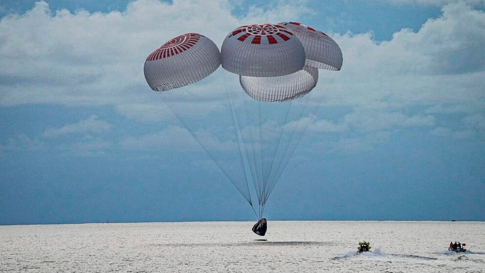 ภารกิจ "SpaceX" พาคนชุดแรกท่องอวกาศ เดินทางกลับสู่โลกสำเร็จ